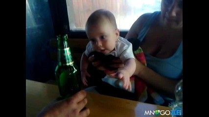 Бебе иска да пие бира
