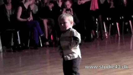 2-годишно дете обра аплодисментите на публиката с танца си