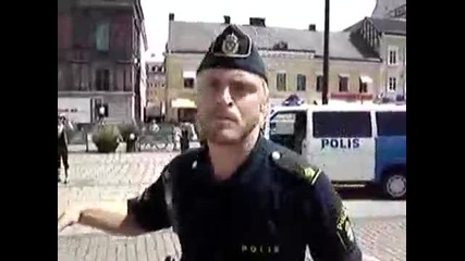 Полицай показва как се танцува.. 