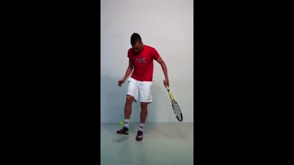 Eл Шарави от Милан жонглира с тенис топка