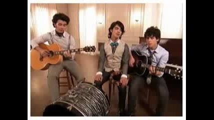 Jonas Brothers Lovebug (acoustic Performance)