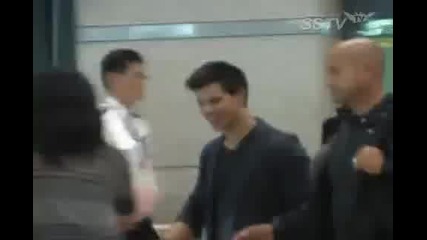 Kristen Stewart & Taylor Lautner arrive to Korea (01.06.2010) 
