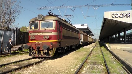 Товарен влак напуска Гара София