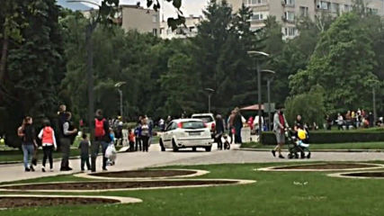 За 15 мин. 6 автомобила минаха между децата