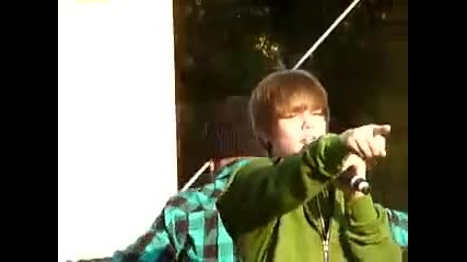 Justin Bieber singing Love Me - Live 