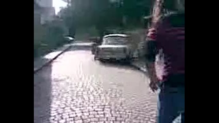 bremenna kara trabant i se udrq v ogradata na kushta!