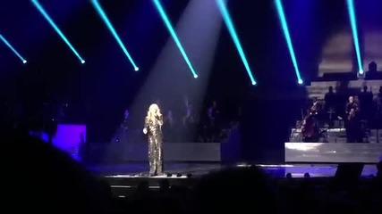 По време на концерт Селин Дион пее "hello" на Адел