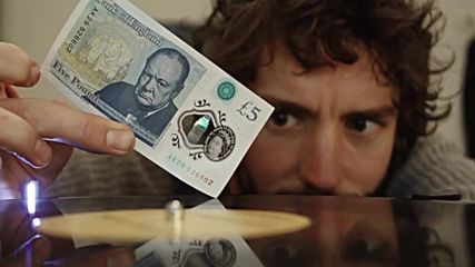 Ето как пластмасова банкнота от 5 паунда свири на грамофонна плоча !