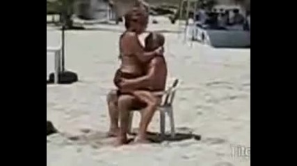 Така се забавляват възрастните на плажа !! 