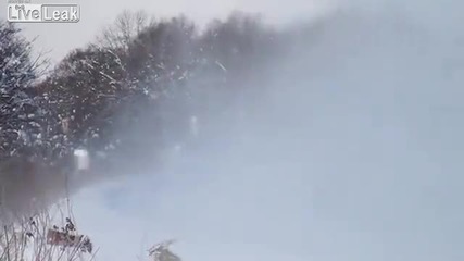 Японски снегорин почиства сняг от релсите