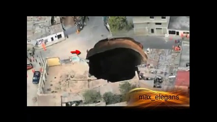 Човек пада в огромна дупка 
