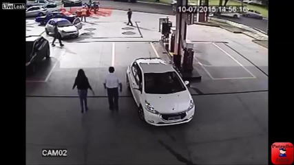 Смел клиент спира крадец обрал бензиностанция