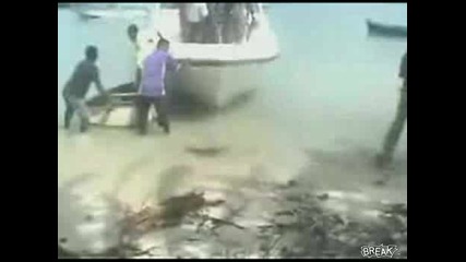 Падане от лодка.Гледай си в краката