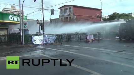 Водни оръдия срещу демонстранти в Чили