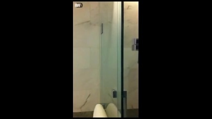 Кели Роуланд Пее Под Душа