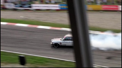 Mercedes - а Кърти Асвалта! 