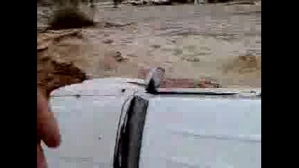 Кола повлечена от река