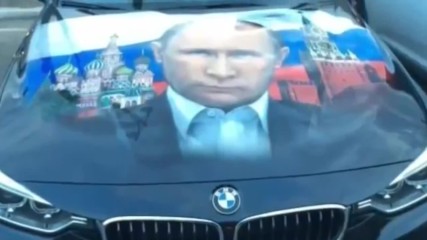 Вижте Реакцията На Пътни Полицаи в Русия Когато Видяха Путин Изобразен На Капака На Това Bmw