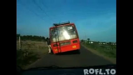 [смях] Какво му има на тоя автобус ?