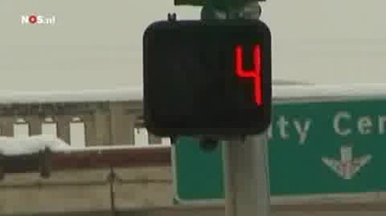 Светофар показва среден пръст на шофьорите... (смях)
