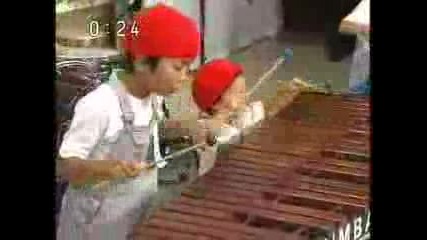 - Японски деца свирят на вибрафони - ударен музикален инструмент с пластини 