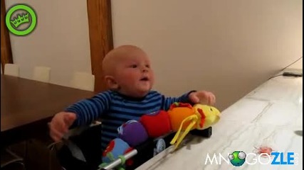 Бебе се смее на всичко