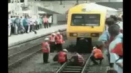 Рекорд на Гинес - Мъж дърпа 300 тонен влак със зъби
