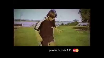 Lionel Messi juggling a tennis ball 