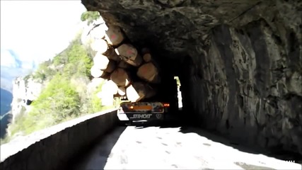 Майстор 145-то ниво в пренасянето на дърва с камион по абсурден път! направо не е за вярване!