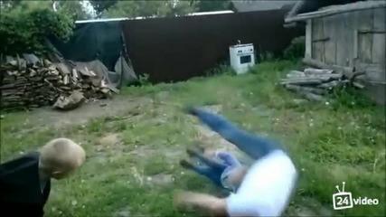 2 годишно момче и баща му демонстрират бойни умения ;)