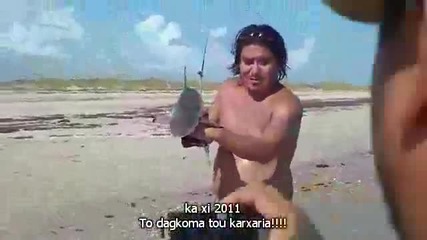 Малка акула захапва маниак 