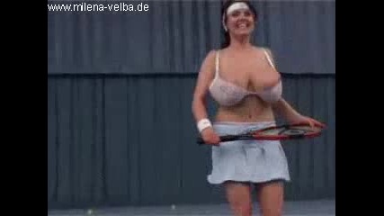 Мацка с голям бюст играе тенис на корт 