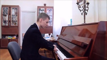 Момче свири на пиано без ръце!