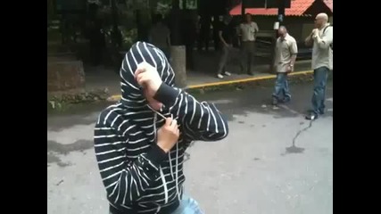 Майли Сайръс имитира Джъстин Бийбър