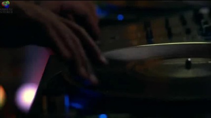Usher Feat. Pitbull - Dj Got Us Falling In Love Again ( Високо Качество ) 