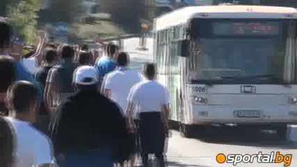 Левскари изпочупиха градски автобус