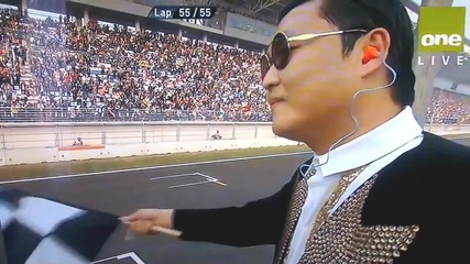 F1 Гран при на Корея 2012 - Psy развява финалния флаг на пилотите [hd]