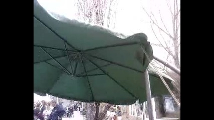 Счупване на чадър от силен вятър 