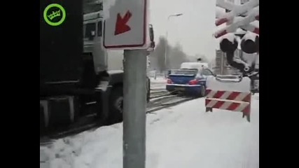Subaru Impreza помага на закъсал в снега камион 
