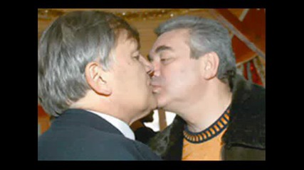Скандално батето целува мъж вижте
