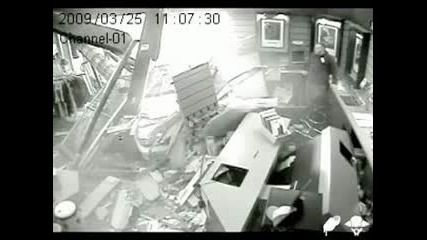 кола се блъсква в магазин