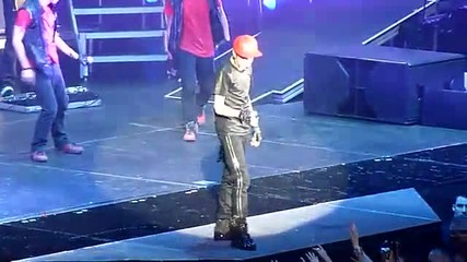 Justin Bieber изпълнява One Time в Париж 