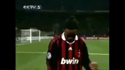 Роналдиньо върти люти кючеци по време на мач !