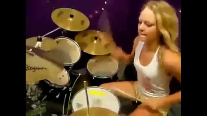 Супер мацка свири на барабани !!
