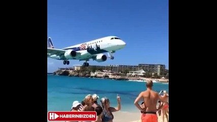Ниско прелитащ самолет над плажа на Карибите !!!
