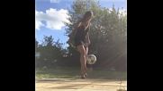 Красиво момиче показва невероятни футболни умения.