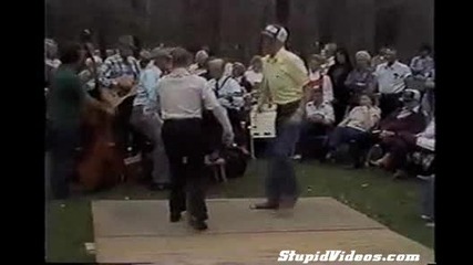 Дядки танцуват на рап музика