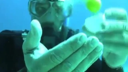 Какво се случва, когато счупите яйце под водата