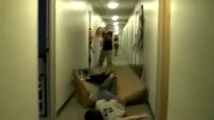 Инцидент при прескачане на кашон - смях