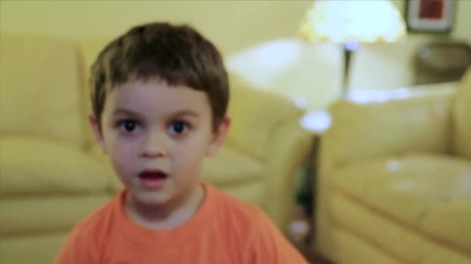 4 годишно момче пее Jstin Bieber - baby 